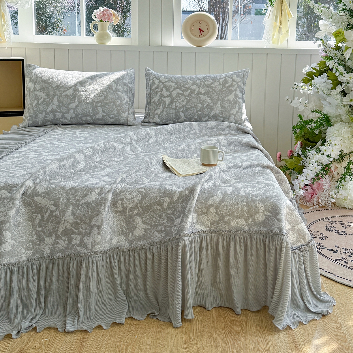 91家纺网 家纺一手货源 找家纺 女子家纺 2026新款A类凉豆豆凉感双面提花床裙款凉席席子-蝶舞花间系列 蝶舞花间-浪漫灰