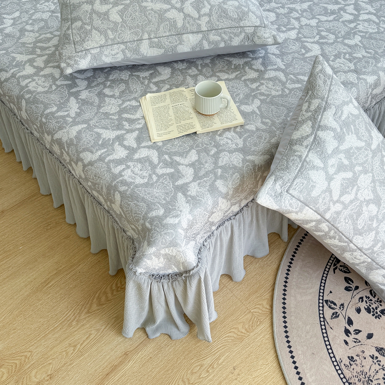 91家纺网 家纺一手货源 找家纺 （总）女子家纺 2026新款A类凉豆豆凉感双面提花床裙款凉席席子-蝶舞花间系列