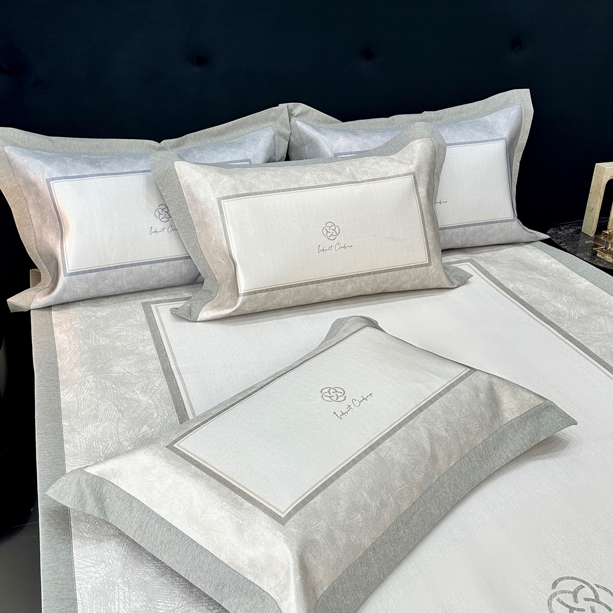 91家纺网 家纺一手货源 找家纺 JUICY 橘滋家纺 2026年夏日新款高端简约意式轻奢数码冰丝席凉席 平席款-时间拓印-浅驼