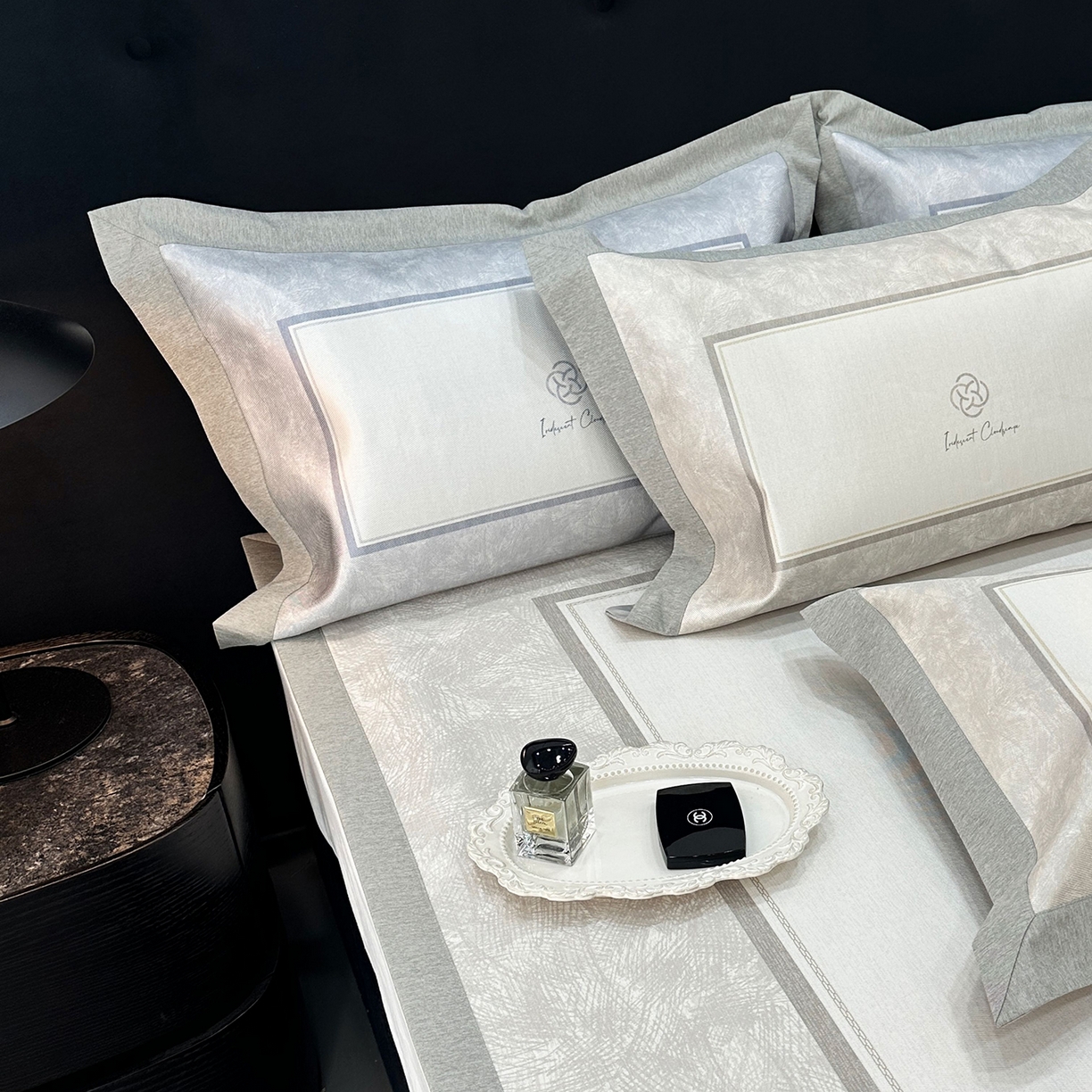 91家纺网 家纺一手货源 找家纺 JUICY 橘滋家纺 2026年夏日新款高端简约意式轻奢数码冰丝席凉席 平席款-时间拓印-浅驼