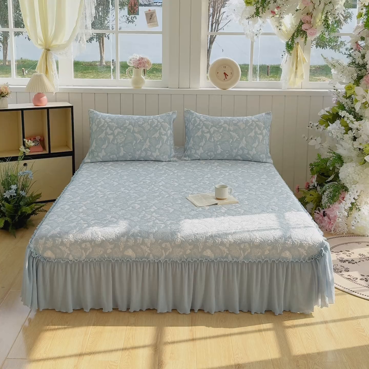 91家纺网 家纺一手货源 找家纺 女子家纺 2026新款A类凉豆豆凉感双面提花床裙款凉席席子-蝶舞花间系列 蝶舞花间-天空蓝