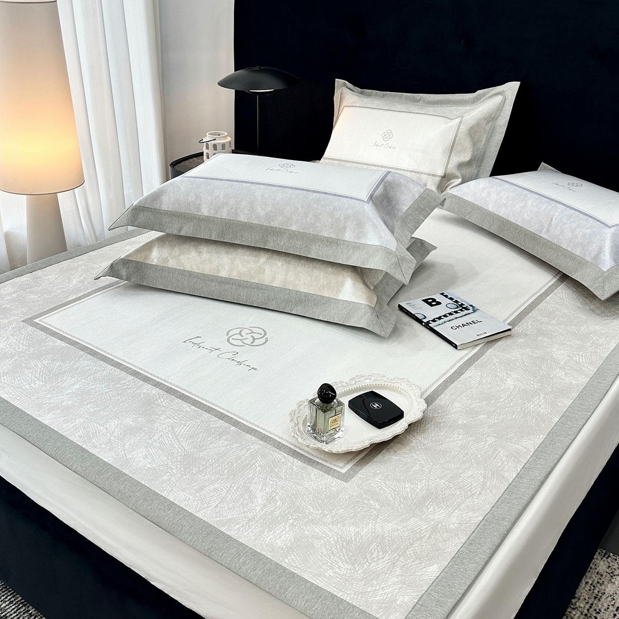 91家纺网 家纺一手货源 找家纺 JUICY 橘滋家纺 2026年夏日新款高端简约意式轻奢数码冰丝席凉席 平席款-时间拓印-浅驼