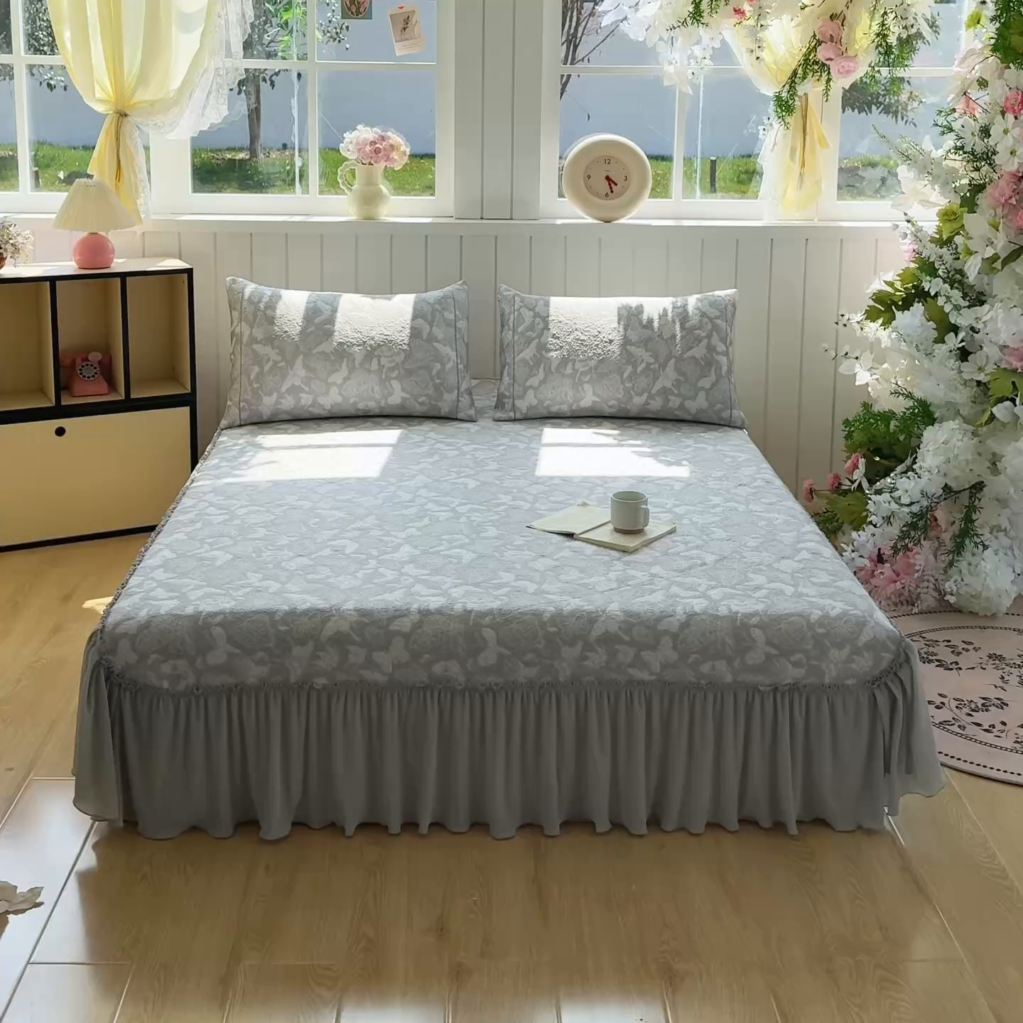 91家纺网 家纺一手货源 找家纺 女子家纺 2026新款A类凉豆豆凉感双面提花床裙款凉席席子-蝶舞花间系列 蝶舞花间-浪漫灰