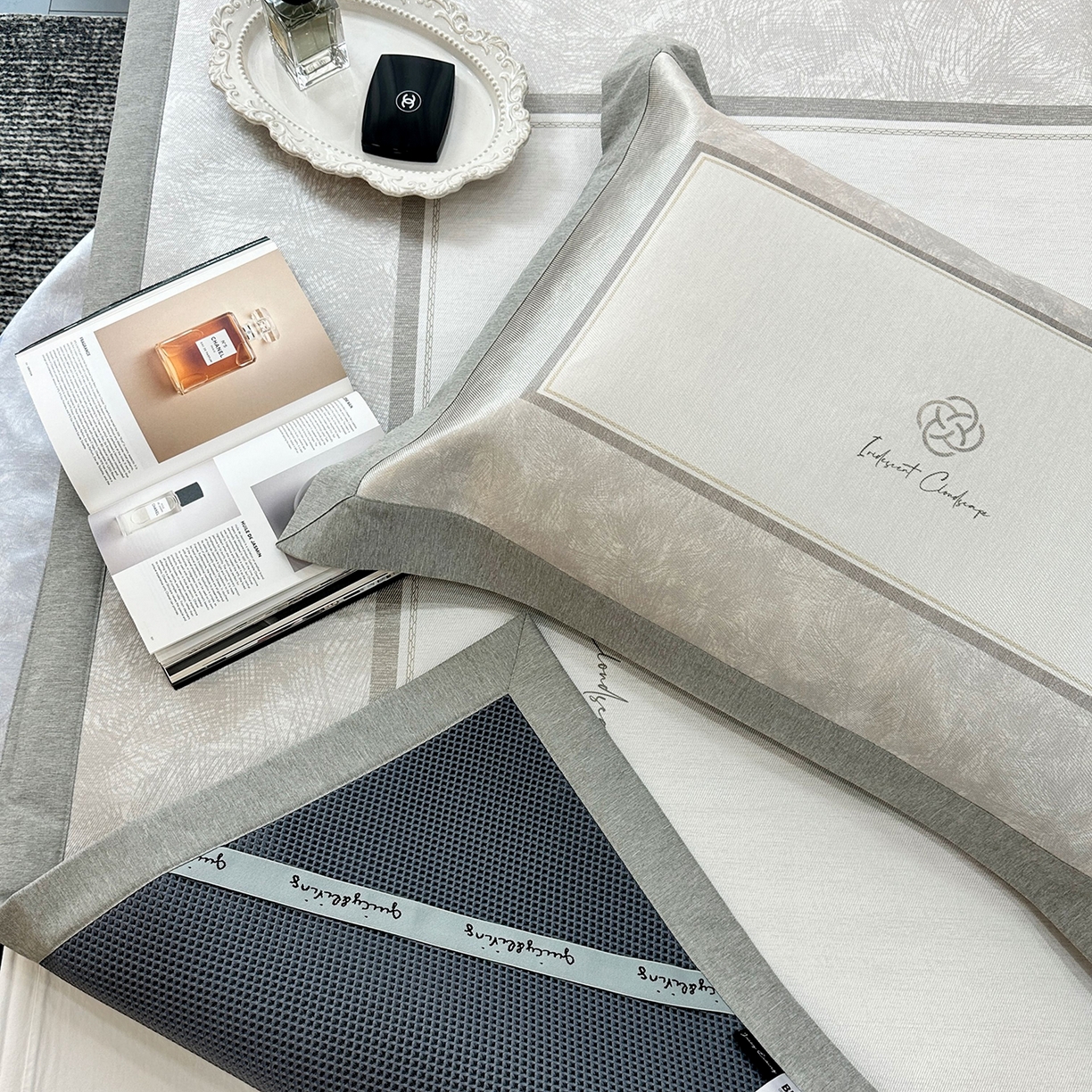 91家纺网 家纺一手货源 找家纺 JUICY 橘滋家纺 2026年夏日新款高端简约意式轻奢数码冰丝席凉席 平席款-时间拓印-浅驼