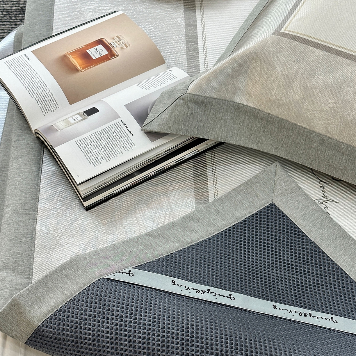 91家纺网 家纺一手货源 找家纺 JUICY 橘滋家纺 2026年夏日新款高端简约意式轻奢数码冰丝席凉席 平席款-时间拓印-浅驼