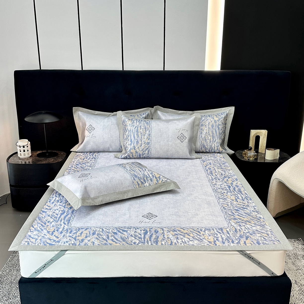 91家纺网 家纺一手货源 找家纺 JUICY 橘滋家纺 2026年夏日新款高端简约意式轻奢数码冰丝席凉席 平席款-午夜深蓝