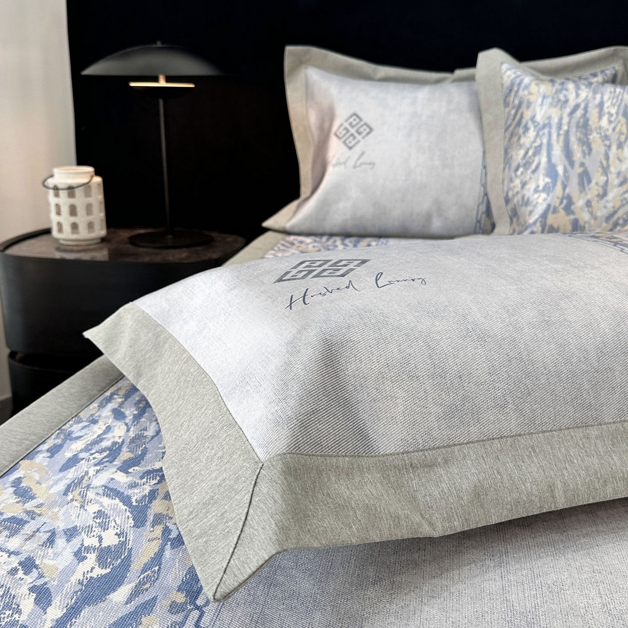 91家纺网 家纺一手货源 找家纺 JUICY 橘滋家纺 2026年夏日新款高端简约意式轻奢数码冰丝席凉席 平席款-午夜深蓝