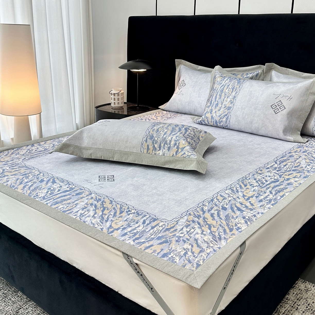 91家纺网 家纺一手货源 找家纺 JUICY 橘滋家纺 2026年夏日新款高端简约意式轻奢数码冰丝席凉席 平席款-午夜深蓝