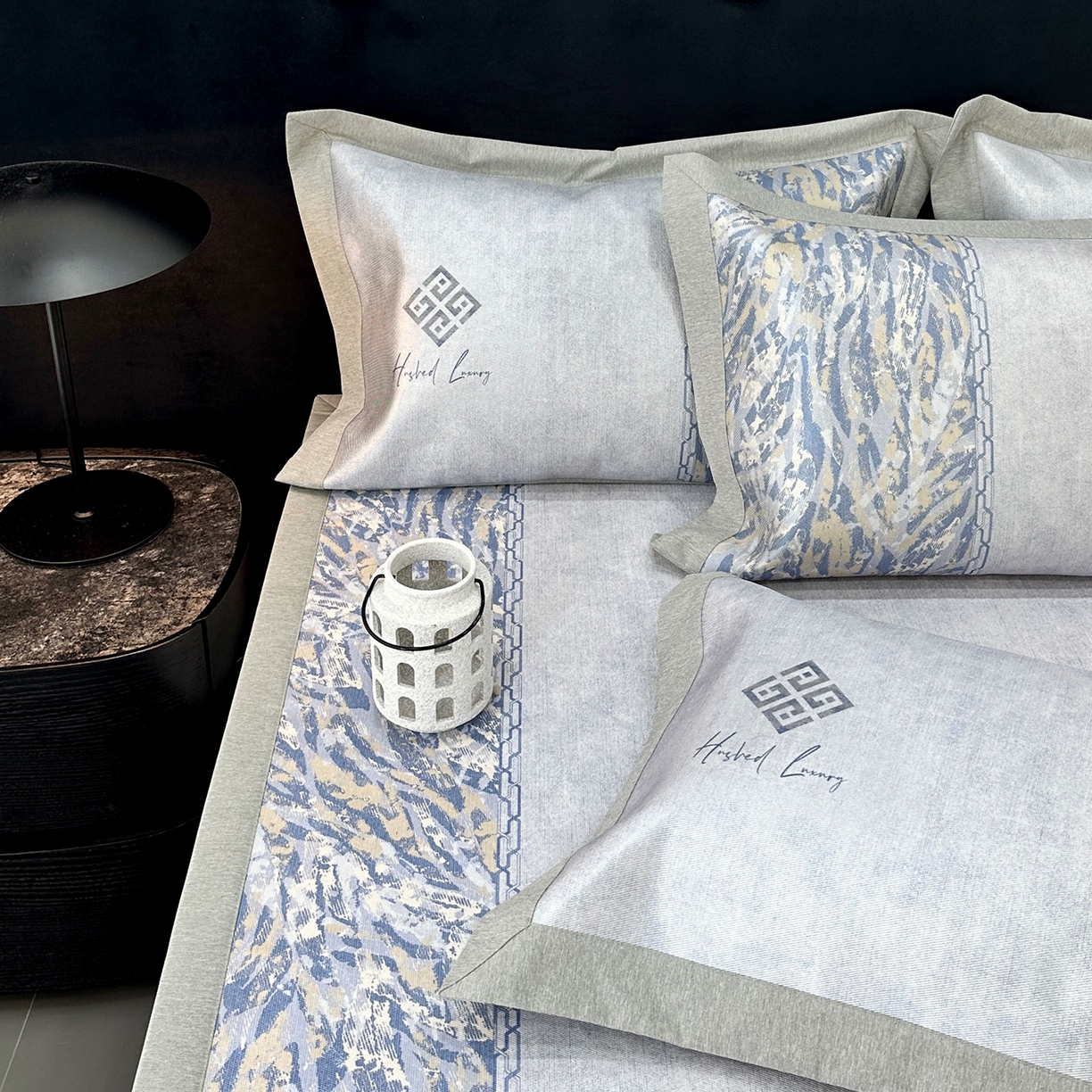 91家纺网 家纺一手货源 找家纺 JUICY 橘滋家纺 2026年夏日新款高端简约意式轻奢数码冰丝席凉席 平席款-午夜深蓝