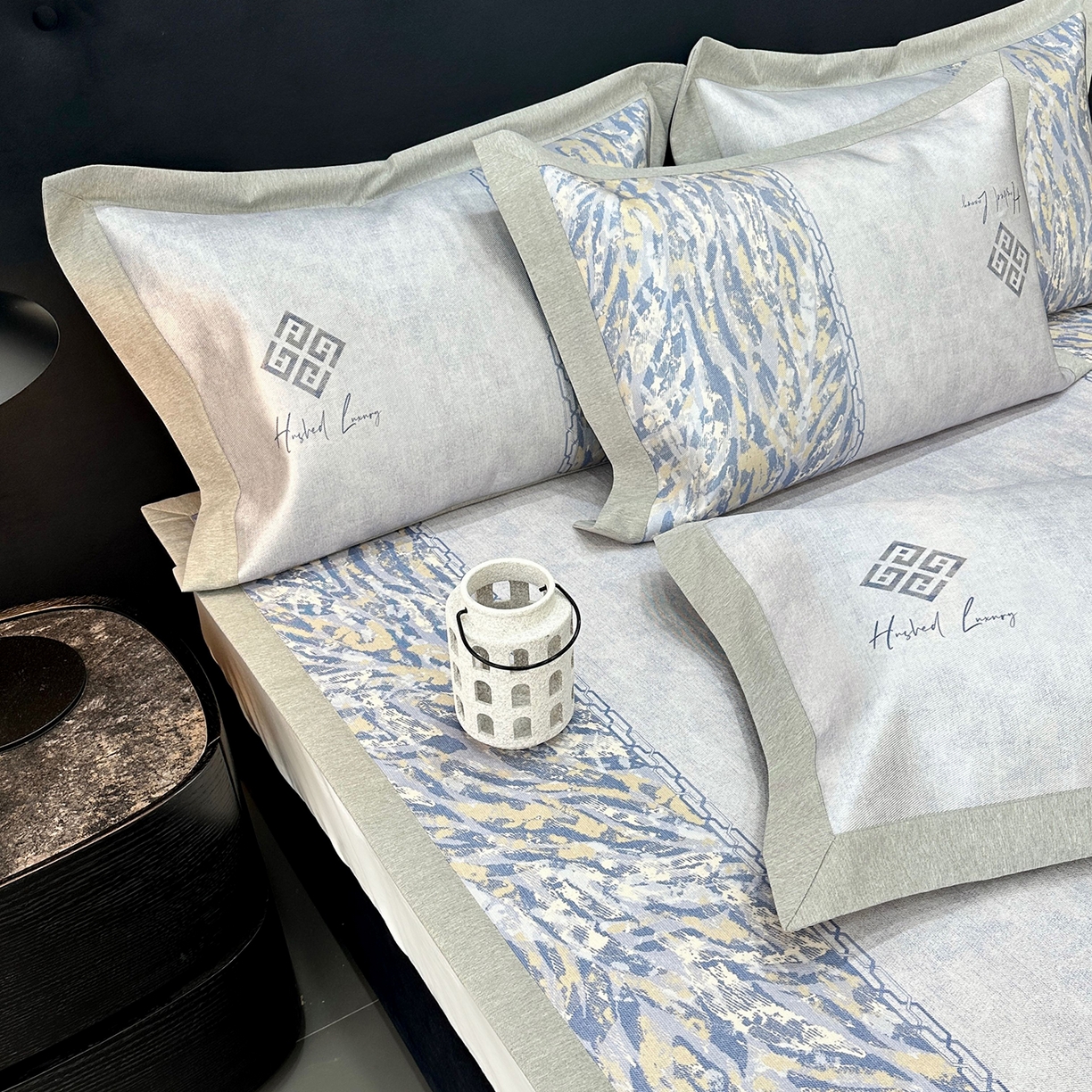 91家纺网 家纺一手货源 找家纺 JUICY 橘滋家纺 2026年夏日新款高端简约意式轻奢数码冰丝席凉席 平席款-午夜深蓝