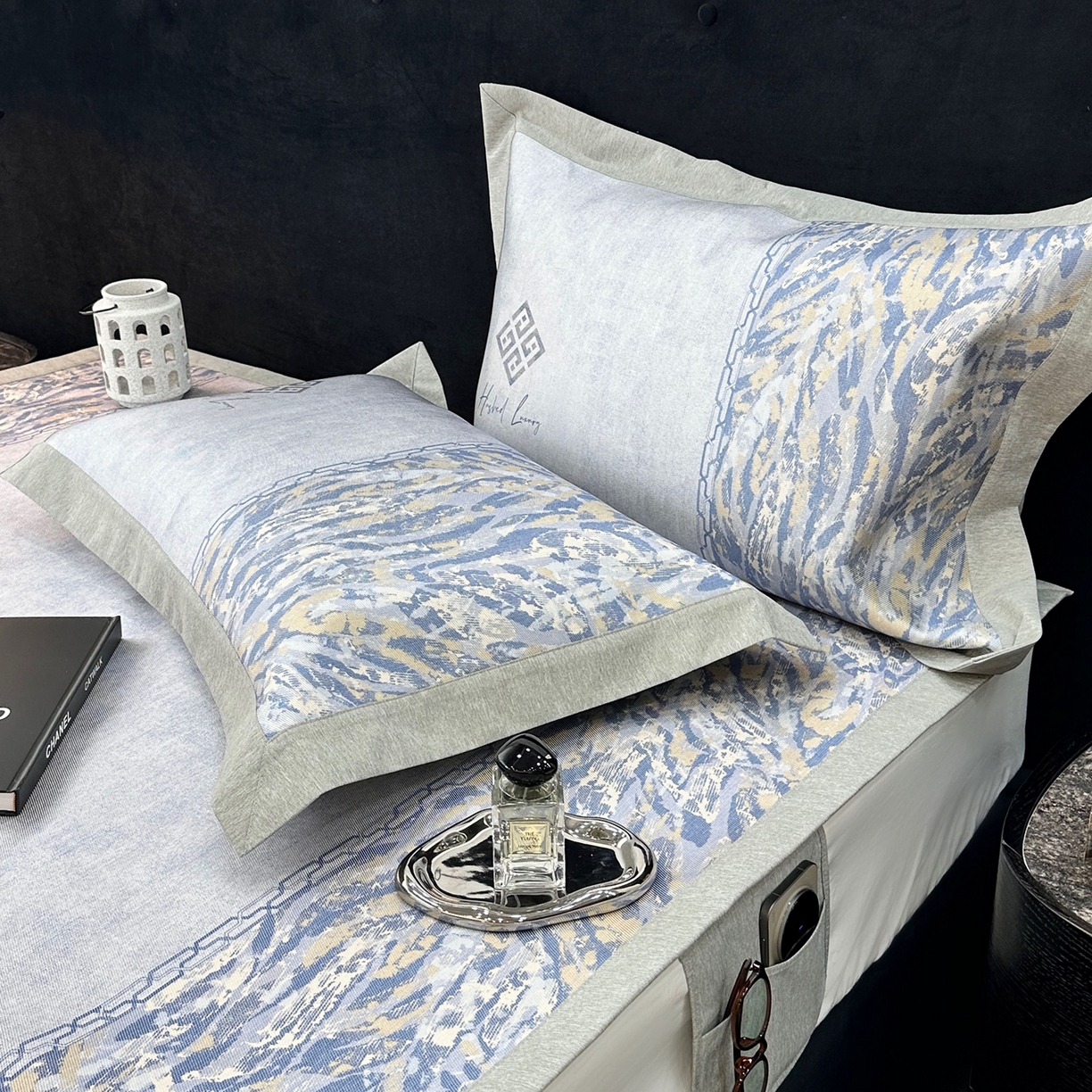 91家纺网 家纺一手货源 找家纺 JUICY 橘滋家纺 2026年夏日新款高端简约意式轻奢数码冰丝席凉席 平席款-午夜深蓝