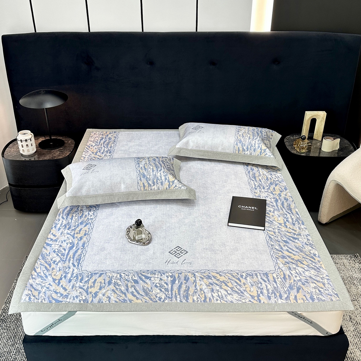 91家纺网 家纺一手货源 找家纺 JUICY 橘滋家纺 2026年夏日新款高端简约意式轻奢数码冰丝席凉席 平席款-午夜深蓝