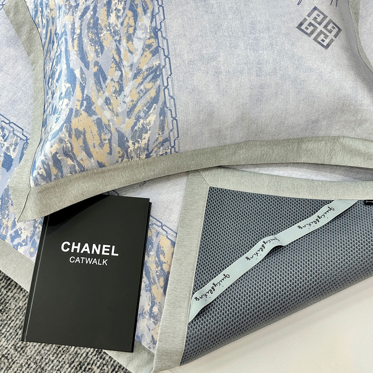 91家纺网 家纺一手货源 找家纺 JUICY 橘滋家纺 2026年夏日新款高端简约意式轻奢数码冰丝席凉席 平席款-午夜深蓝