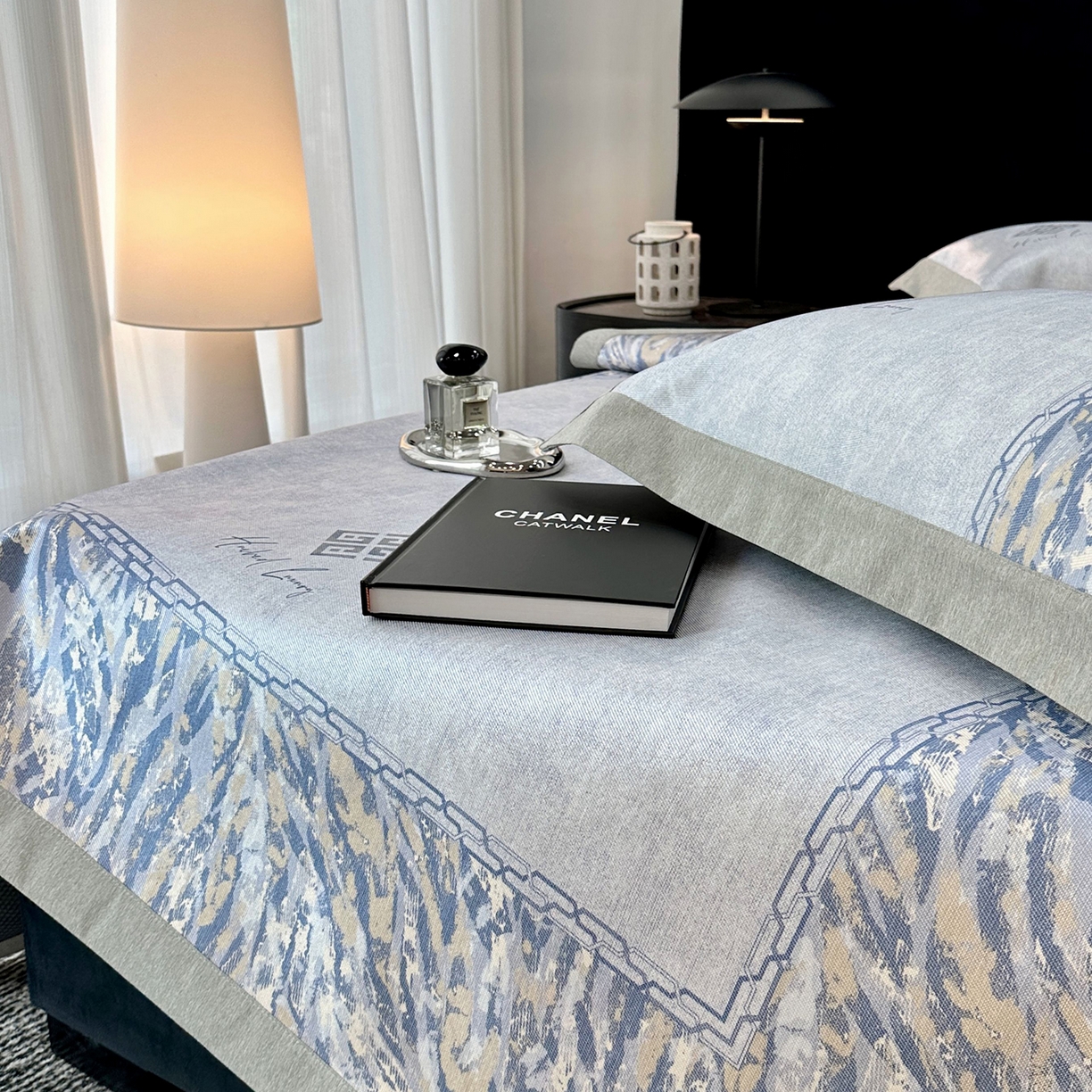 91家纺网 家纺一手货源 找家纺 JUICY 橘滋家纺 2026年夏日新款高端简约意式轻奢数码冰丝席凉席 平席款-午夜深蓝