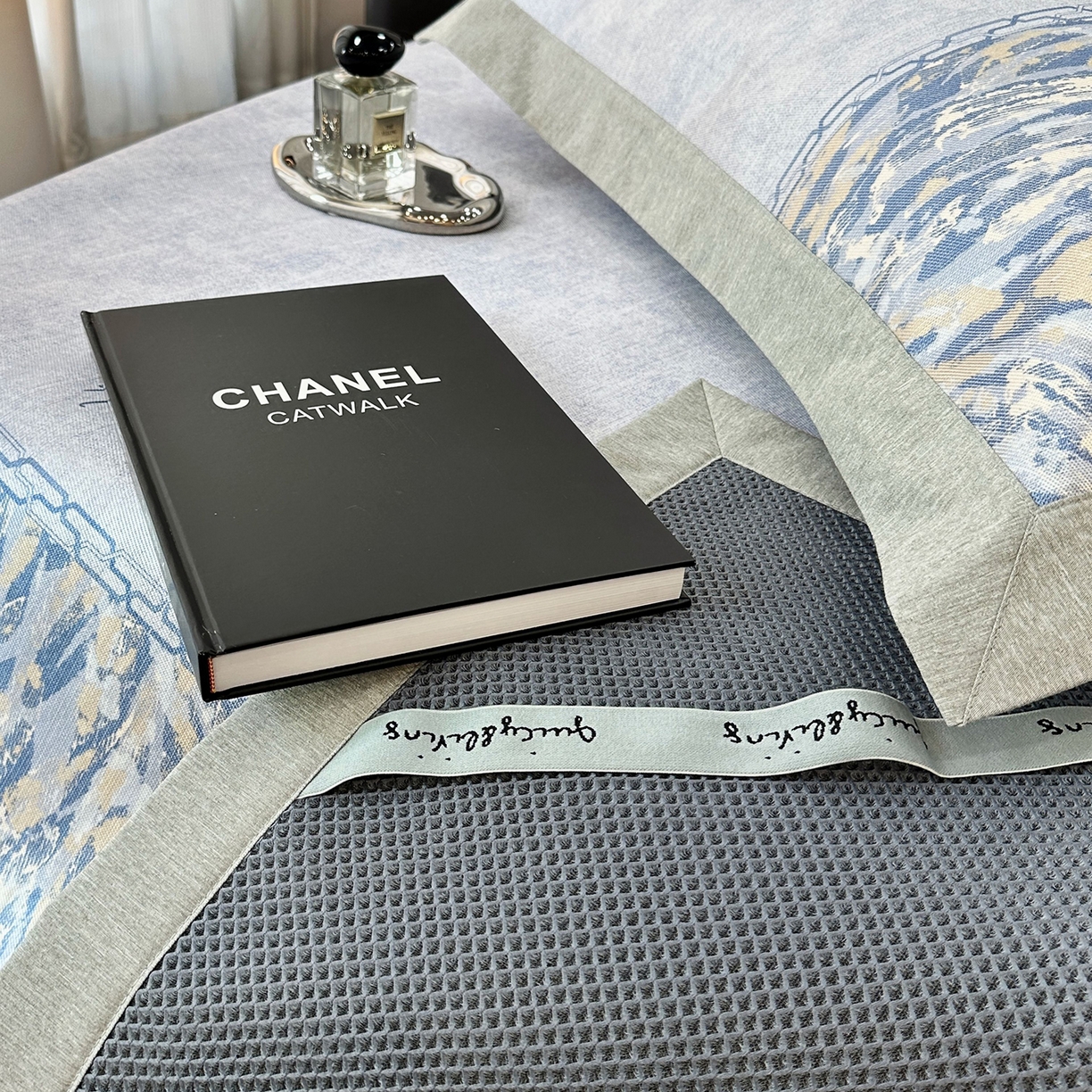 91家纺网 家纺一手货源 找家纺 JUICY 橘滋家纺 2026年夏日新款高端简约意式轻奢数码冰丝席凉席 平席款-午夜深蓝