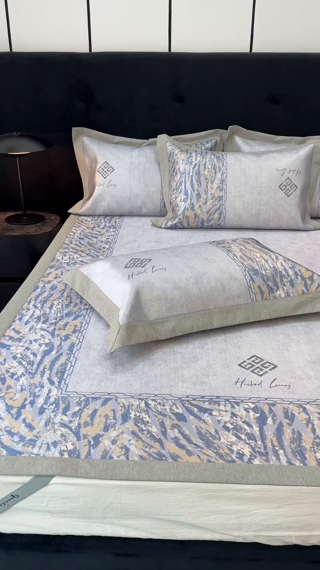 91家纺网 家纺一手货源 找家纺 JUICY 橘滋家纺 2026年夏日新款高端简约意式轻奢数码冰丝席凉席 平席款-午夜深蓝