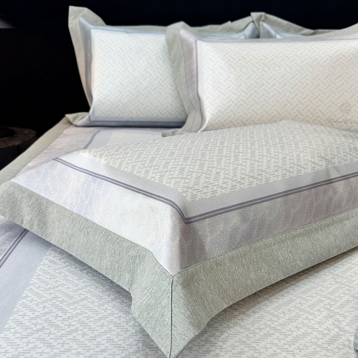 91家纺网 家纺一手货源 找家纺 JUICY 橘滋家纺 2026年夏日新款高端简约意式轻奢数码冰丝席凉席 平席款-星夜秩序-贝母紫