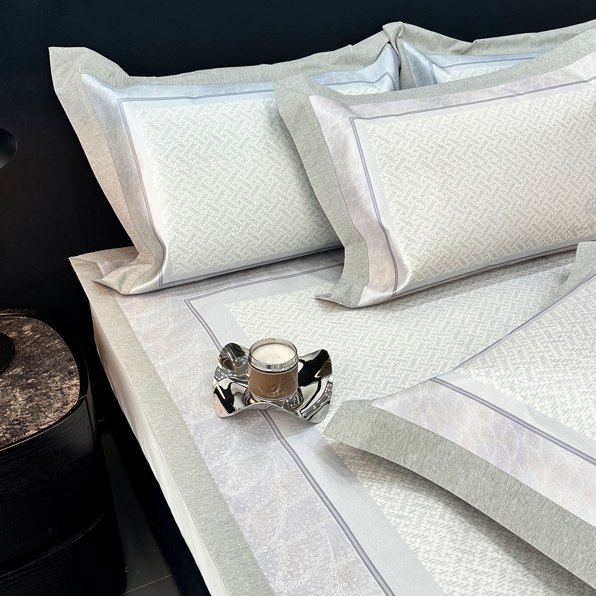 91家纺网 家纺一手货源 找家纺 JUICY 橘滋家纺 2026年夏日新款高端简约意式轻奢数码冰丝席凉席 平席款-星夜秩序-贝母紫