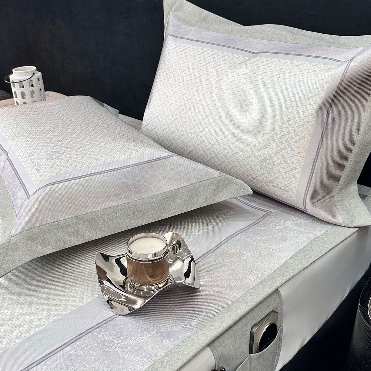 91家纺网 家纺一手货源 找家纺 JUICY 橘滋家纺 2026年夏日新款高端简约意式轻奢数码冰丝席凉席 平席款-星夜秩序-贝母紫