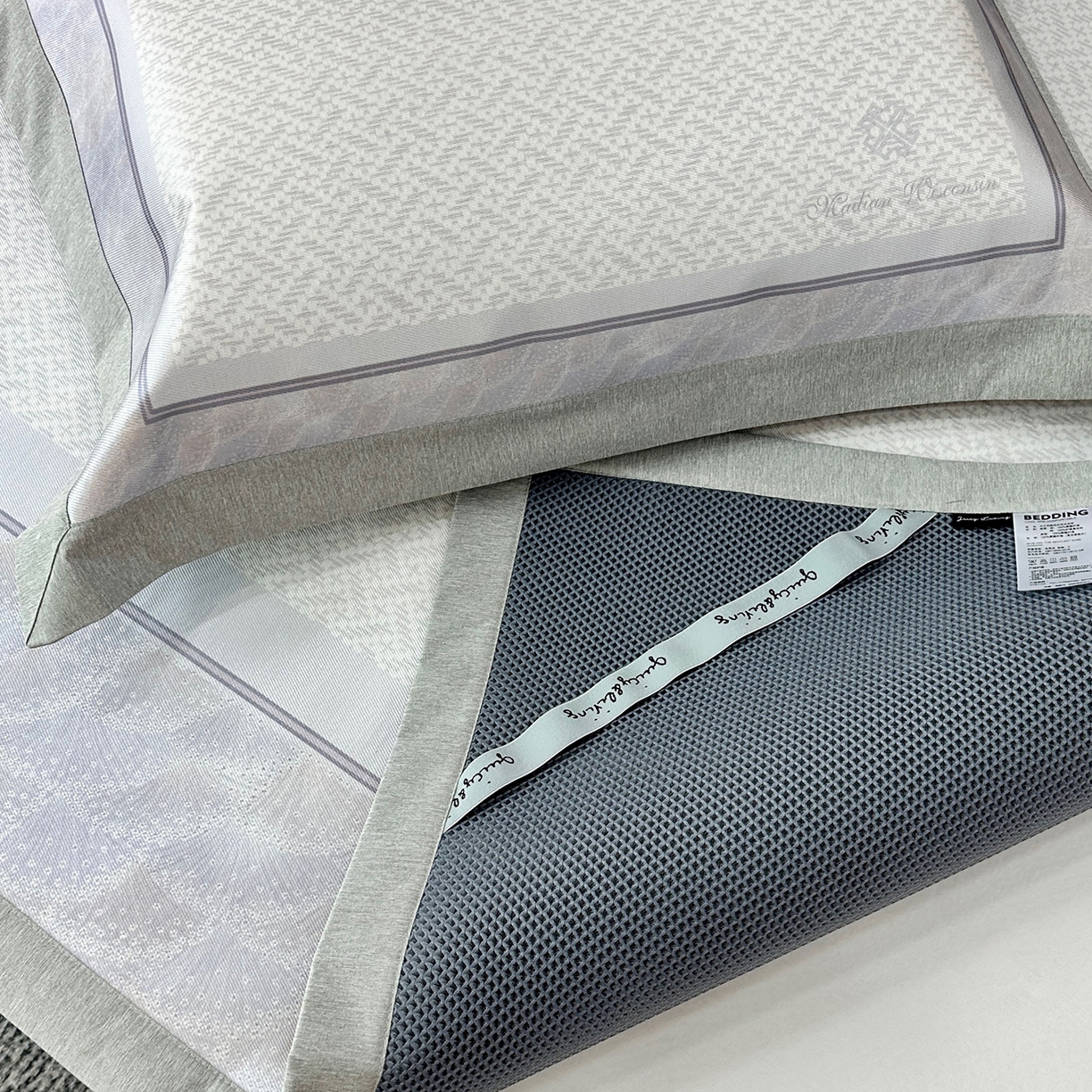 91家纺网 家纺一手货源 找家纺 JUICY 橘滋家纺 2026年夏日新款高端简约意式轻奢数码冰丝席凉席 平席款-星夜秩序-贝母紫