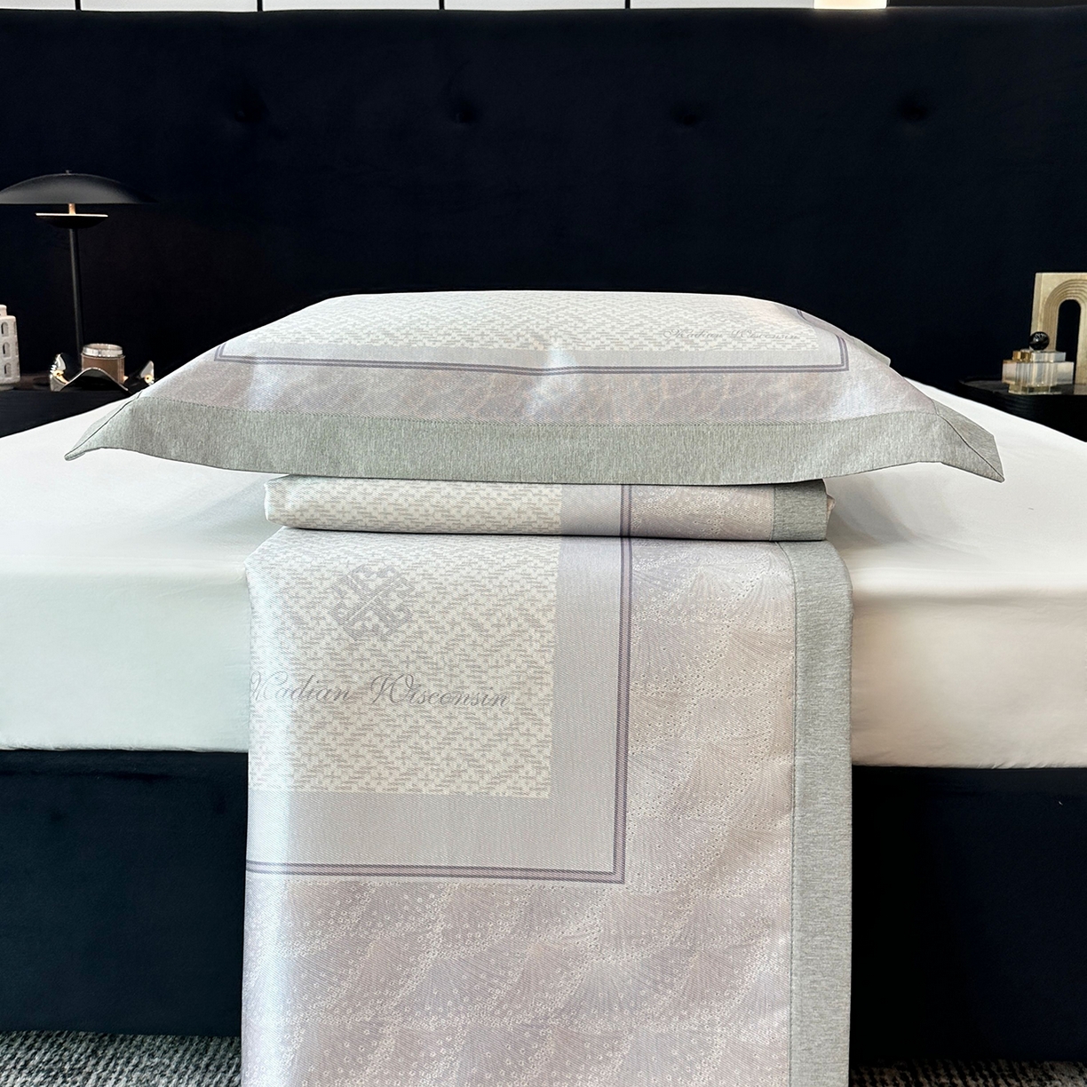 91家纺网 家纺一手货源 找家纺 JUICY 橘滋家纺 2026年夏日新款高端简约意式轻奢数码冰丝席凉席 平席款-星夜秩序-贝母紫