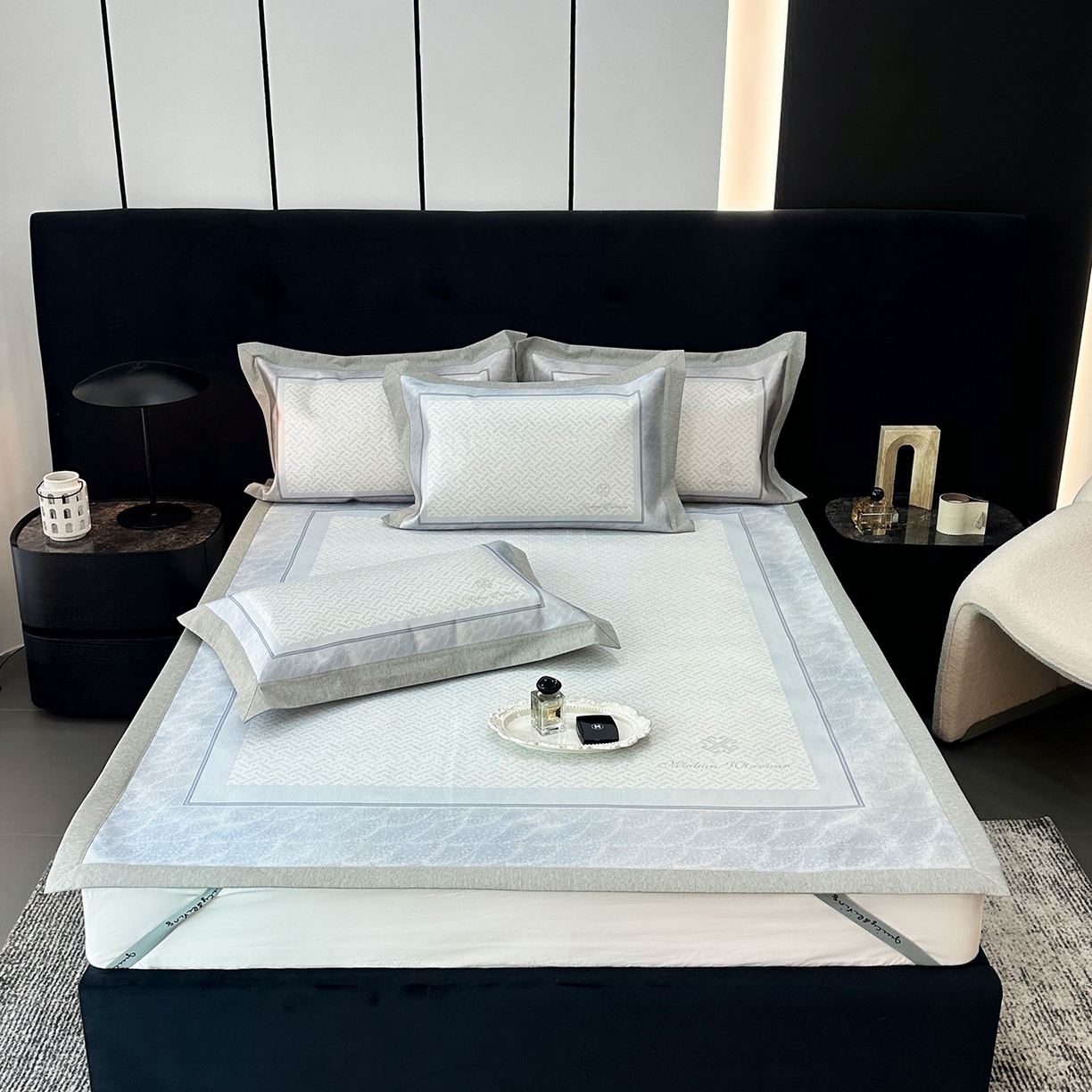 91家纺网 家纺一手货源 找家纺 JUICY 橘滋家纺 2026年夏日新款高端简约意式轻奢数码冰丝席凉席 平席款-星夜秩序-珍珠蓝