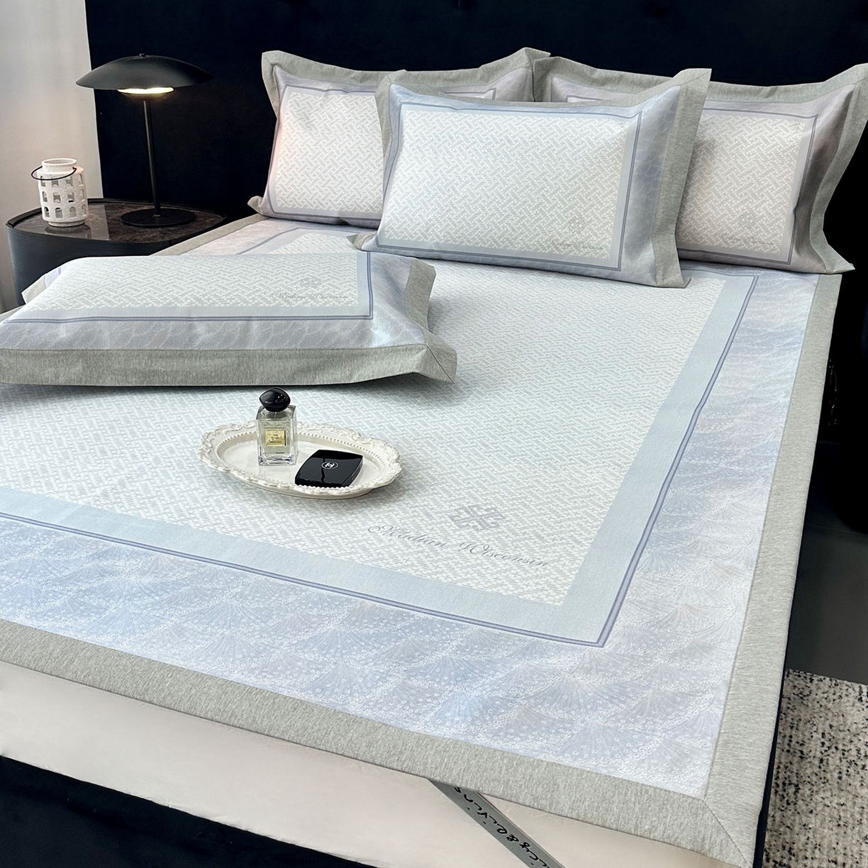 91家纺网 家纺一手货源 找家纺 JUICY 橘滋家纺 2026年夏日新款高端简约意式轻奢数码冰丝席凉席 平席款-星夜秩序-珍珠蓝