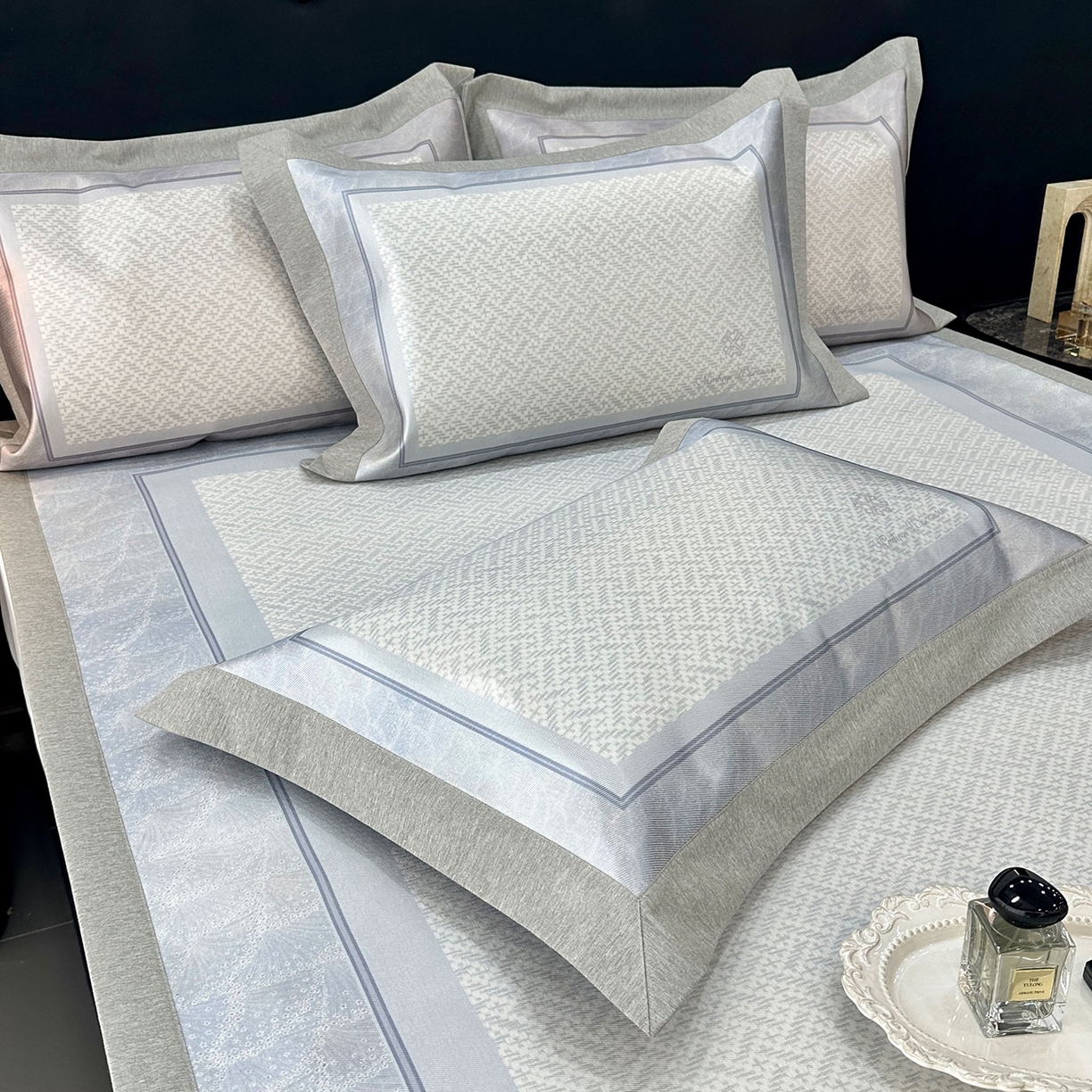 91家纺网 家纺一手货源 找家纺 JUICY 橘滋家纺 2026年夏日新款高端简约意式轻奢数码冰丝席凉席 平席款-星夜秩序-珍珠蓝