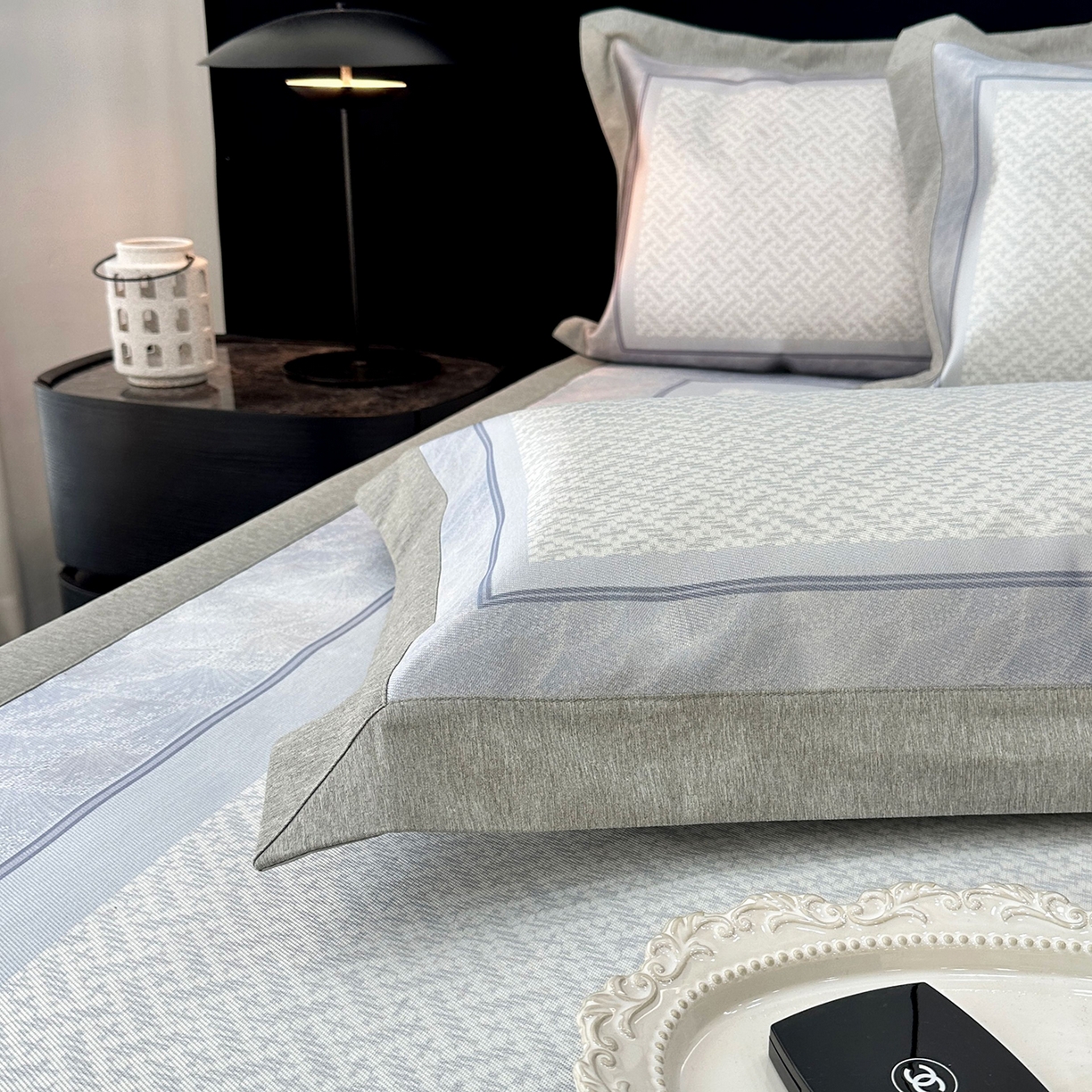 91家纺网 家纺一手货源 找家纺 JUICY 橘滋家纺 2026年夏日新款高端简约意式轻奢数码冰丝席凉席 平席款-星夜秩序-珍珠蓝