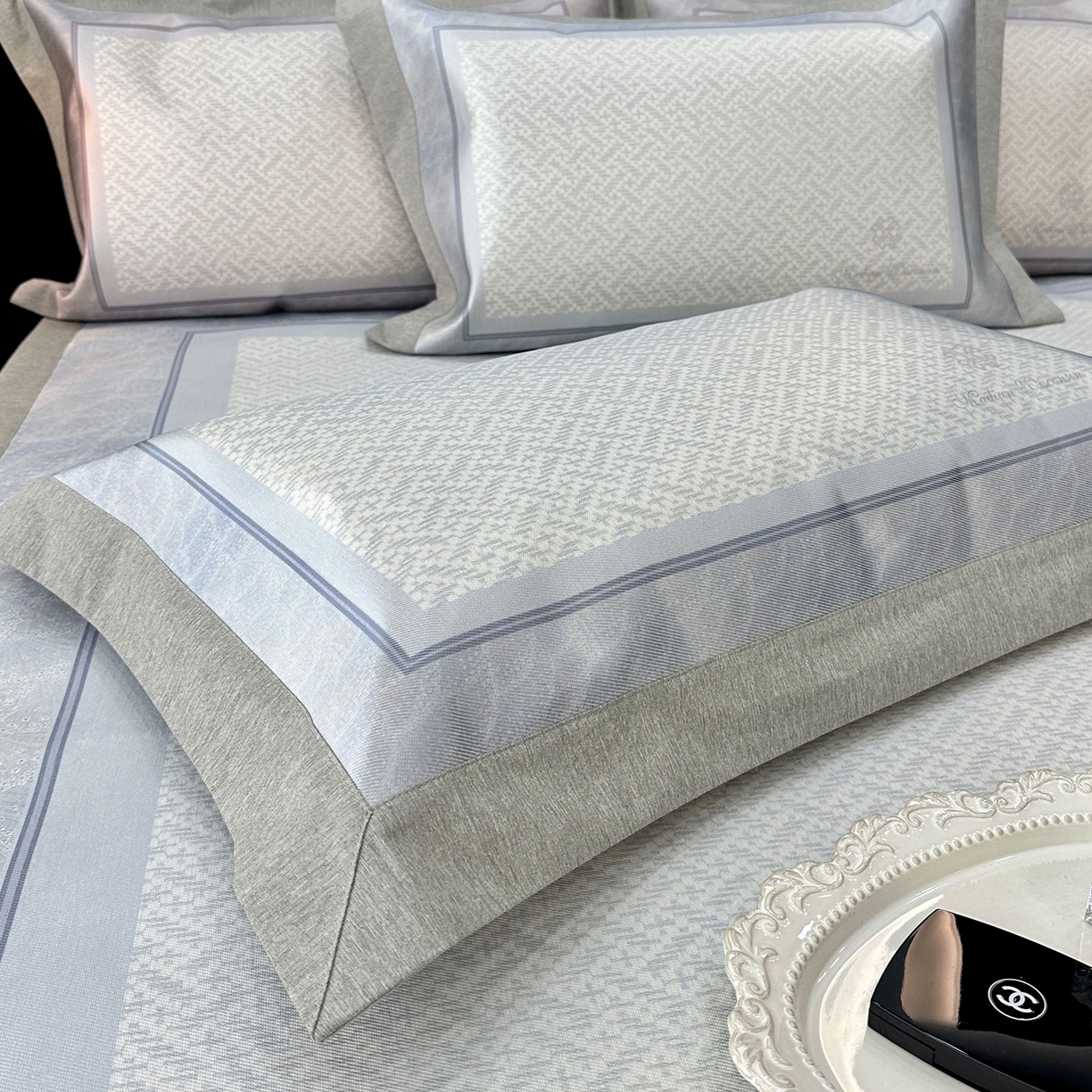 91家纺网 家纺一手货源 找家纺 JUICY 橘滋家纺 2026年夏日新款高端简约意式轻奢数码冰丝席凉席 平席款-星夜秩序-珍珠蓝