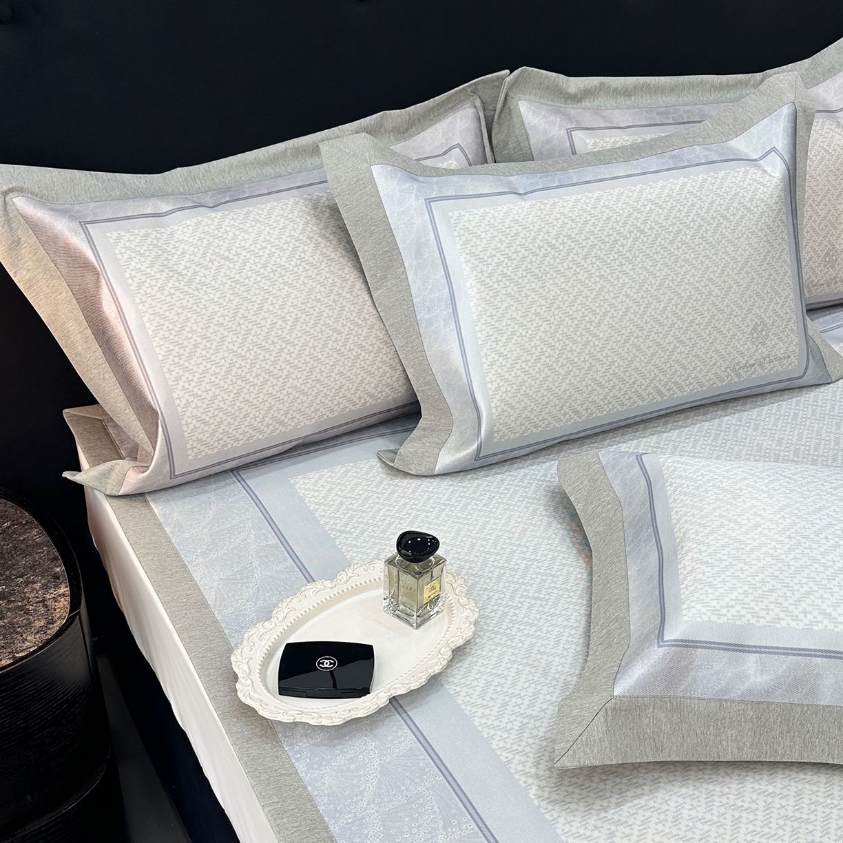 91家纺网 家纺一手货源 找家纺 JUICY 橘滋家纺 2026年夏日新款高端简约意式轻奢数码冰丝席凉席 平席款-星夜秩序-珍珠蓝