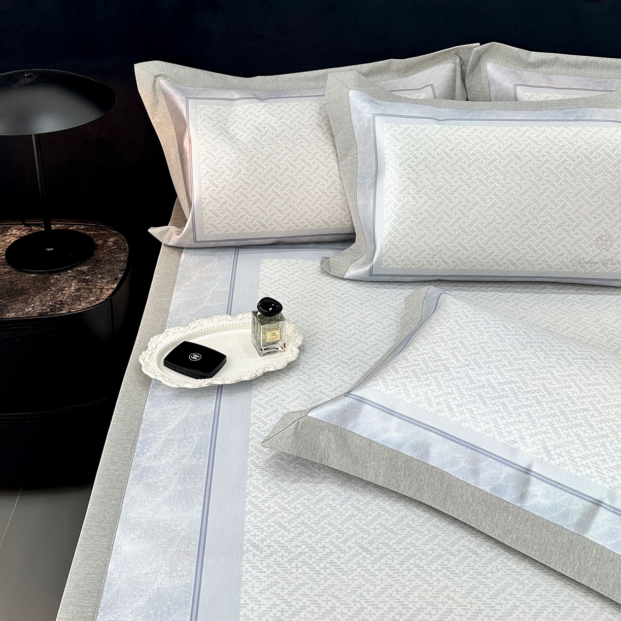 91家纺网 家纺一手货源 找家纺 JUICY 橘滋家纺 2026年夏日新款高端简约意式轻奢数码冰丝席凉席 平席款-星夜秩序-珍珠蓝