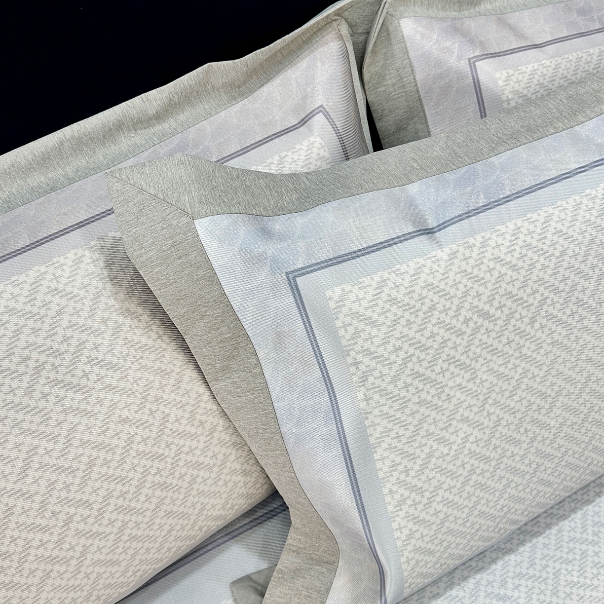 91家纺网 家纺一手货源 找家纺 JUICY 橘滋家纺 2026年夏日新款高端简约意式轻奢数码冰丝席凉席 平席款-星夜秩序-珍珠蓝