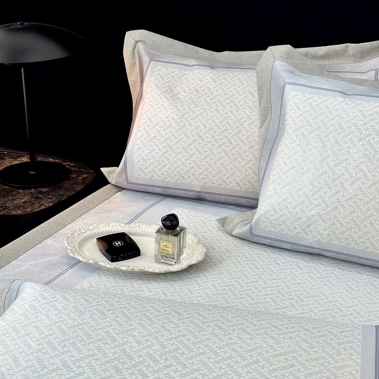 91家纺网 家纺一手货源 找家纺 JUICY 橘滋家纺 2026年夏日新款高端简约意式轻奢数码冰丝席凉席 平席款-星夜秩序-珍珠蓝