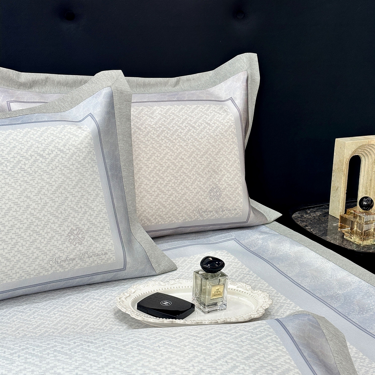 91家纺网 家纺一手货源 找家纺 JUICY 橘滋家纺 2026年夏日新款高端简约意式轻奢数码冰丝席凉席 平席款-星夜秩序-珍珠蓝