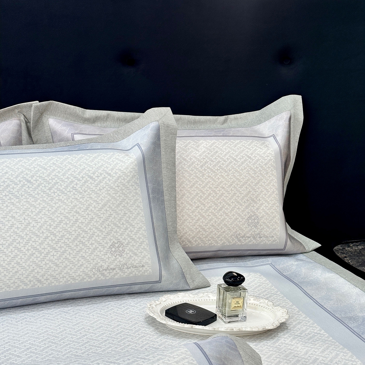 91家纺网 家纺一手货源 找家纺 JUICY 橘滋家纺 2026年夏日新款高端简约意式轻奢数码冰丝席凉席 平席款-星夜秩序-珍珠蓝