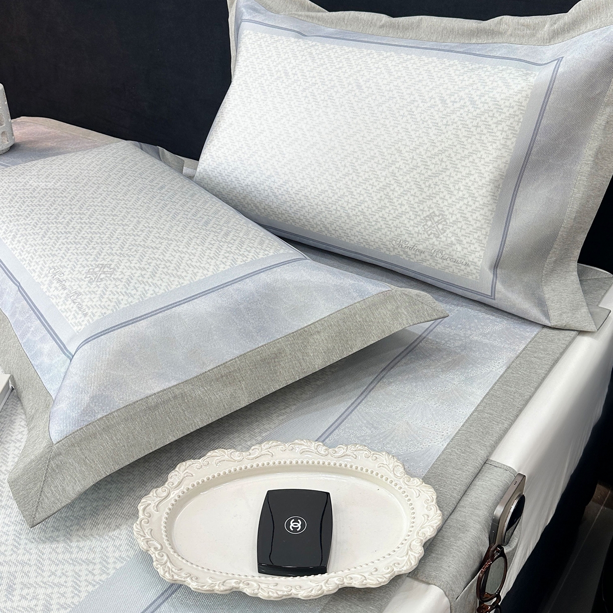 91家纺网 家纺一手货源 找家纺 JUICY 橘滋家纺 2026年夏日新款高端简约意式轻奢数码冰丝席凉席 平席款-星夜秩序-珍珠蓝