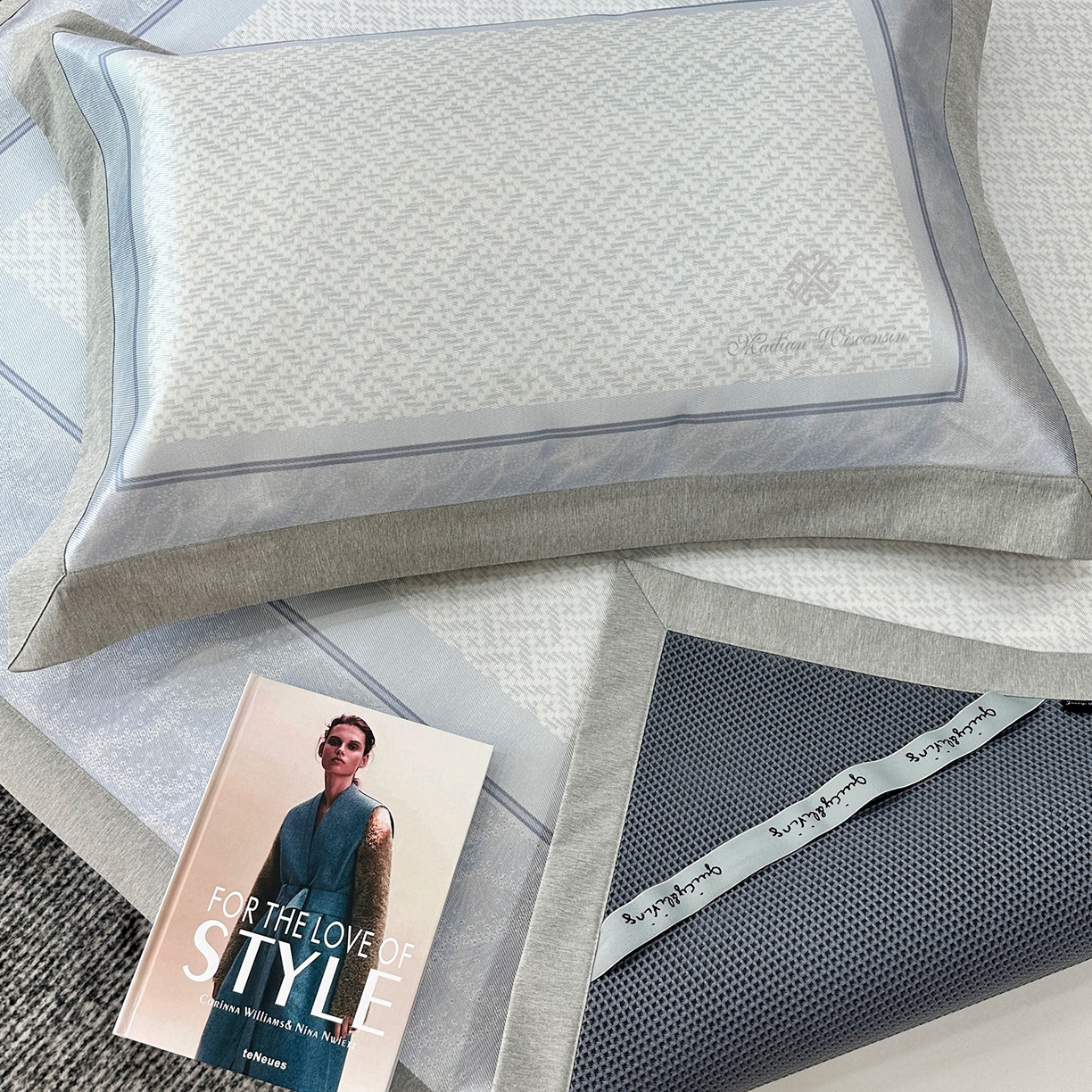 91家纺网 家纺一手货源 找家纺 JUICY 橘滋家纺 2026年夏日新款高端简约意式轻奢数码冰丝席凉席 平席款-星夜秩序-珍珠蓝