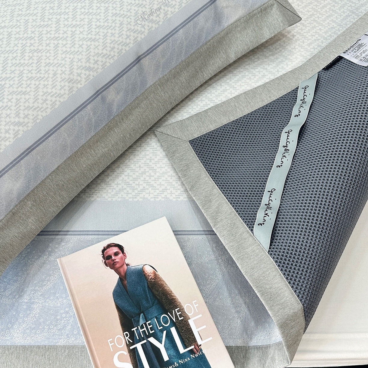 91家纺网 家纺一手货源 找家纺 JUICY 橘滋家纺 2026年夏日新款高端简约意式轻奢数码冰丝席凉席 平席款-星夜秩序-珍珠蓝