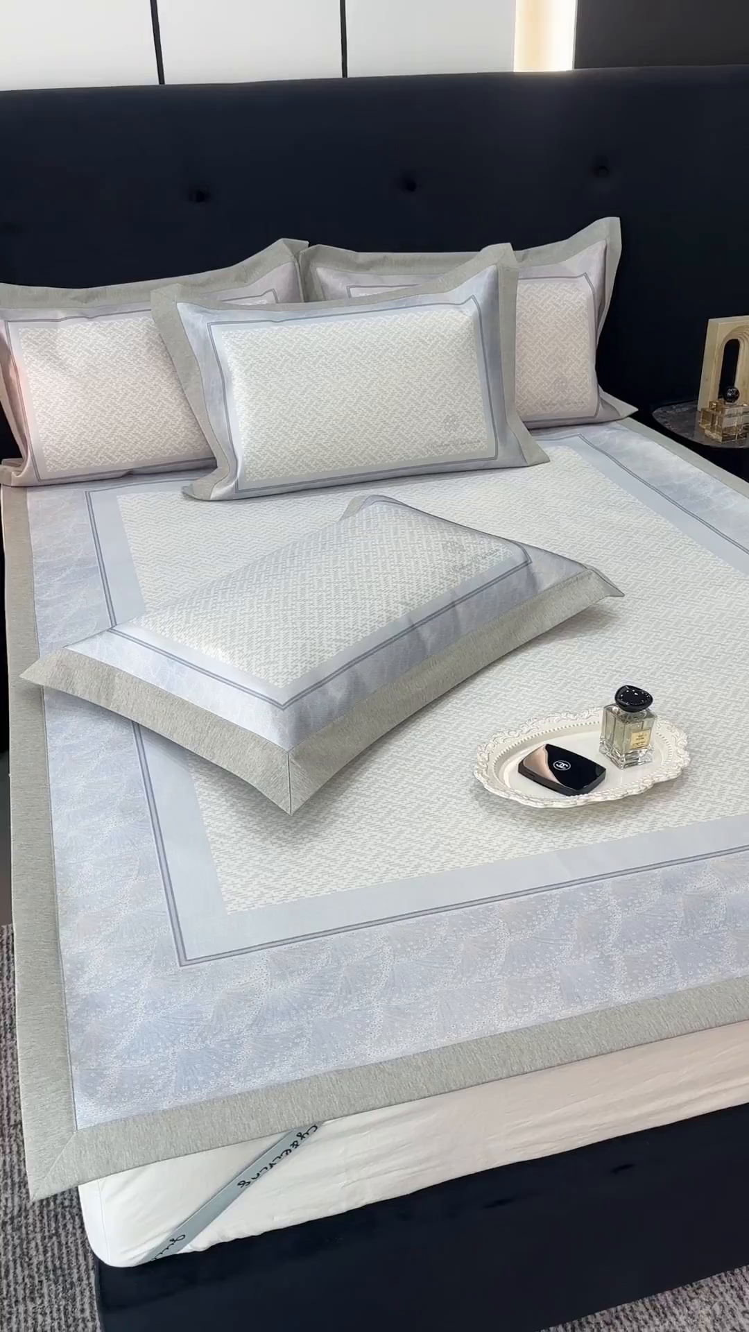 91家纺网 家纺一手货源 找家纺 JUICY 橘滋家纺 2026年夏日新款高端简约意式轻奢数码冰丝席凉席 平席款-星夜秩序-珍珠蓝