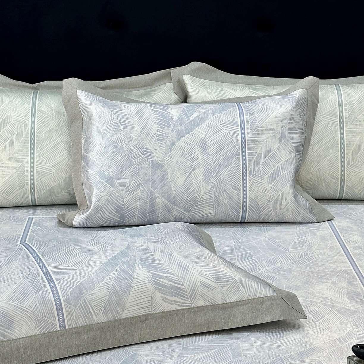 91家纺网 家纺一手货源 找家纺 JUICY 橘滋家纺 2026年夏日新款高端简约意式轻奢数码冰丝席凉席 床笠款-翡翠拓片-蓝