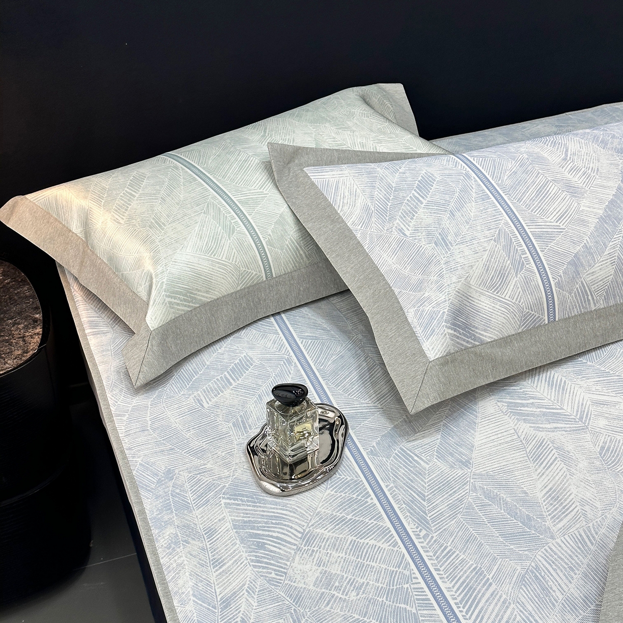 91家纺网 家纺一手货源 找家纺 JUICY 橘滋家纺 2026年夏日新款高端简约意式轻奢数码冰丝席凉席 床笠款-翡翠拓片-蓝