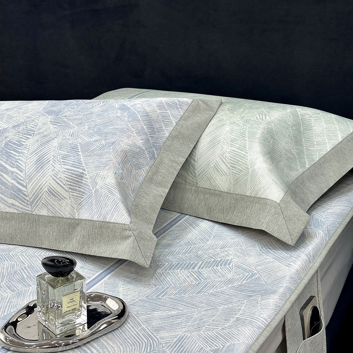 91家纺网 家纺一手货源 找家纺 JUICY 橘滋家纺 2026年夏日新款高端简约意式轻奢数码冰丝席凉席 床笠款-翡翠拓片-蓝