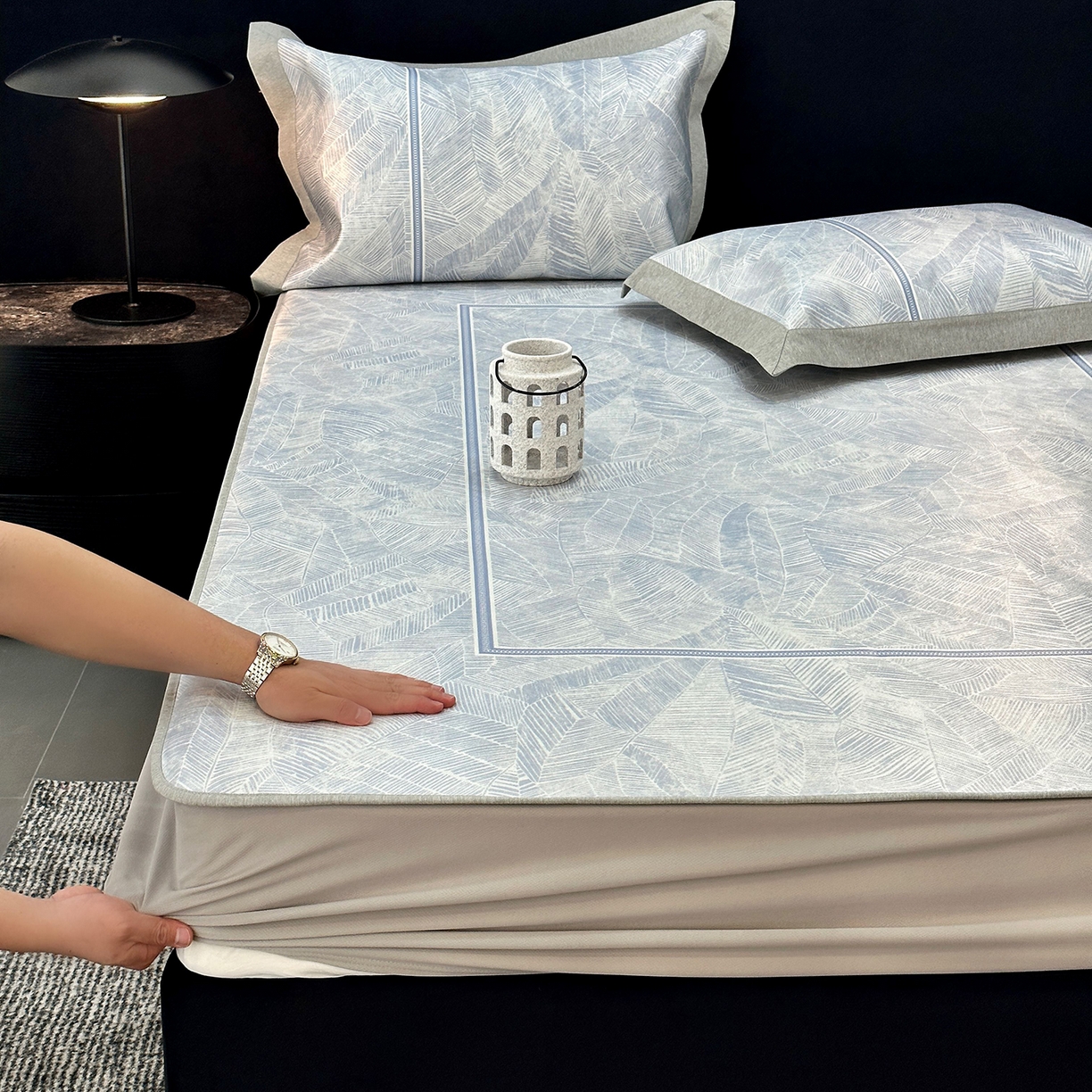 91家纺网 家纺一手货源 找家纺 JUICY 橘滋家纺 2026年夏日新款高端简约意式轻奢数码冰丝席凉席 床笠款-翡翠拓片-蓝