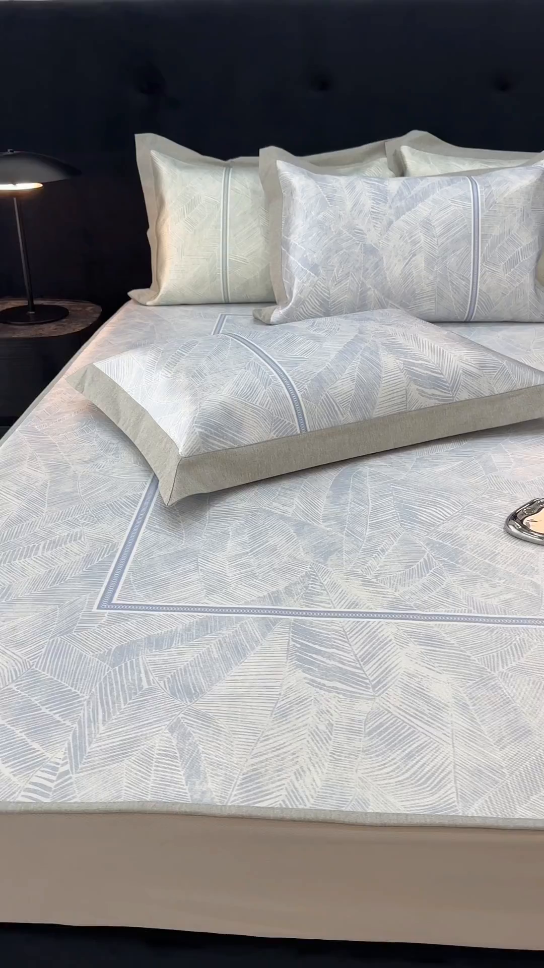 91家纺网 家纺一手货源 找家纺 JUICY 橘滋家纺 2026年夏日新款高端简约意式轻奢数码冰丝席凉席 床笠款-翡翠拓片-蓝