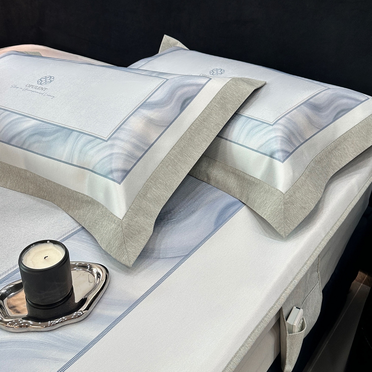 91家纺网 家纺一手货源 找家纺 JUICY 橘滋家纺 2026年夏日新款高端简约意式轻奢数码冰丝席凉席 床笠款-克莱因蓝的海