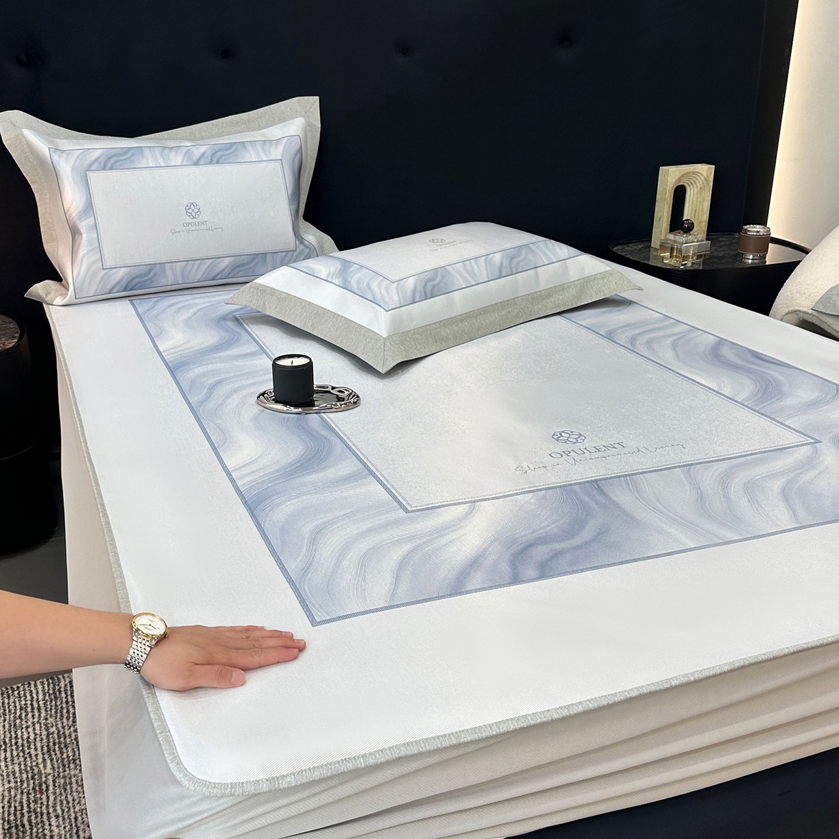 91家纺网 家纺一手货源 找家纺 JUICY 橘滋家纺 2026年夏日新款高端简约意式轻奢数码冰丝席凉席 床笠款-克莱因蓝的海