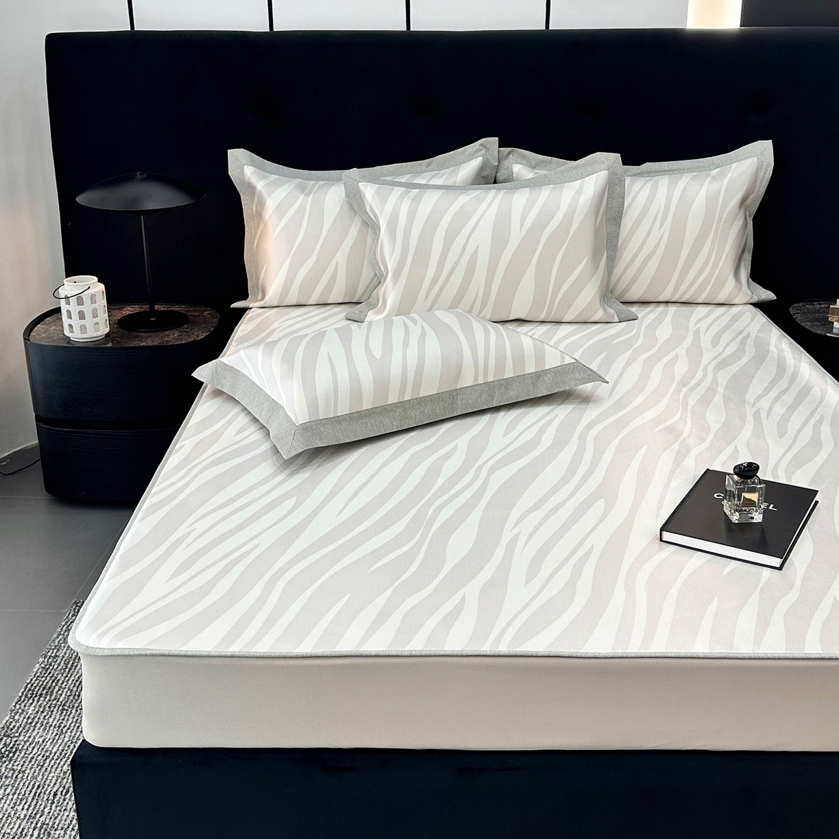 91家纺网 家纺一手货源 找家纺 JUICY 橘滋家纺 2026年夏日新款高端简约意式轻奢数码冰丝席凉席 床笠款-旷野之迹