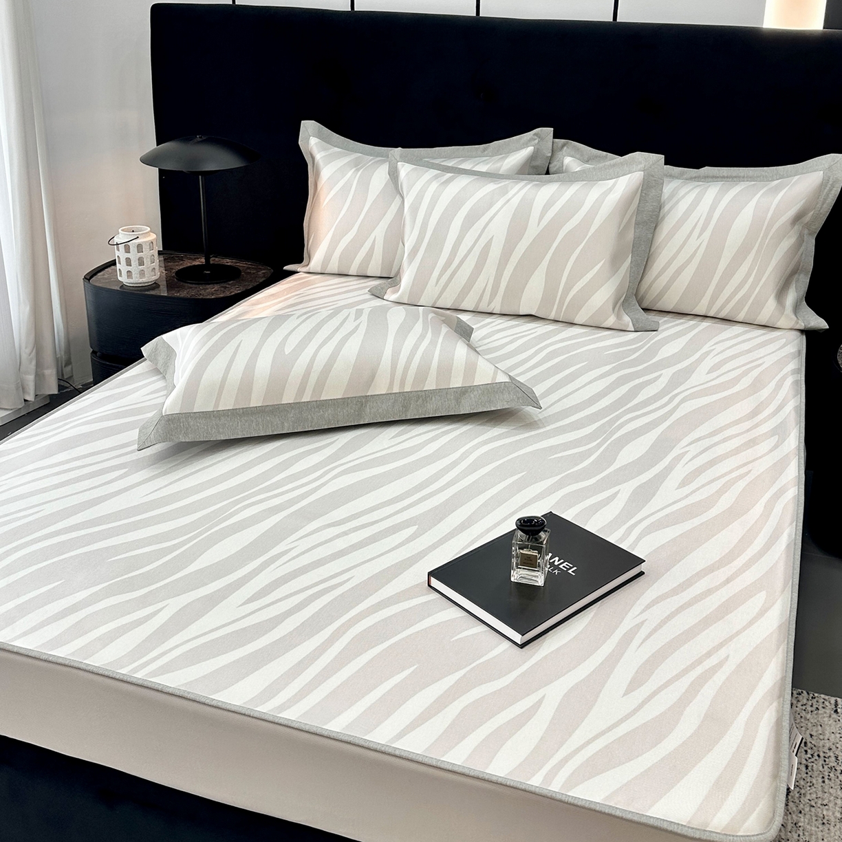 91家纺网 家纺一手货源 找家纺 JUICY 橘滋家纺 2026年夏日新款高端简约意式轻奢数码冰丝席凉席 床笠款-旷野之迹