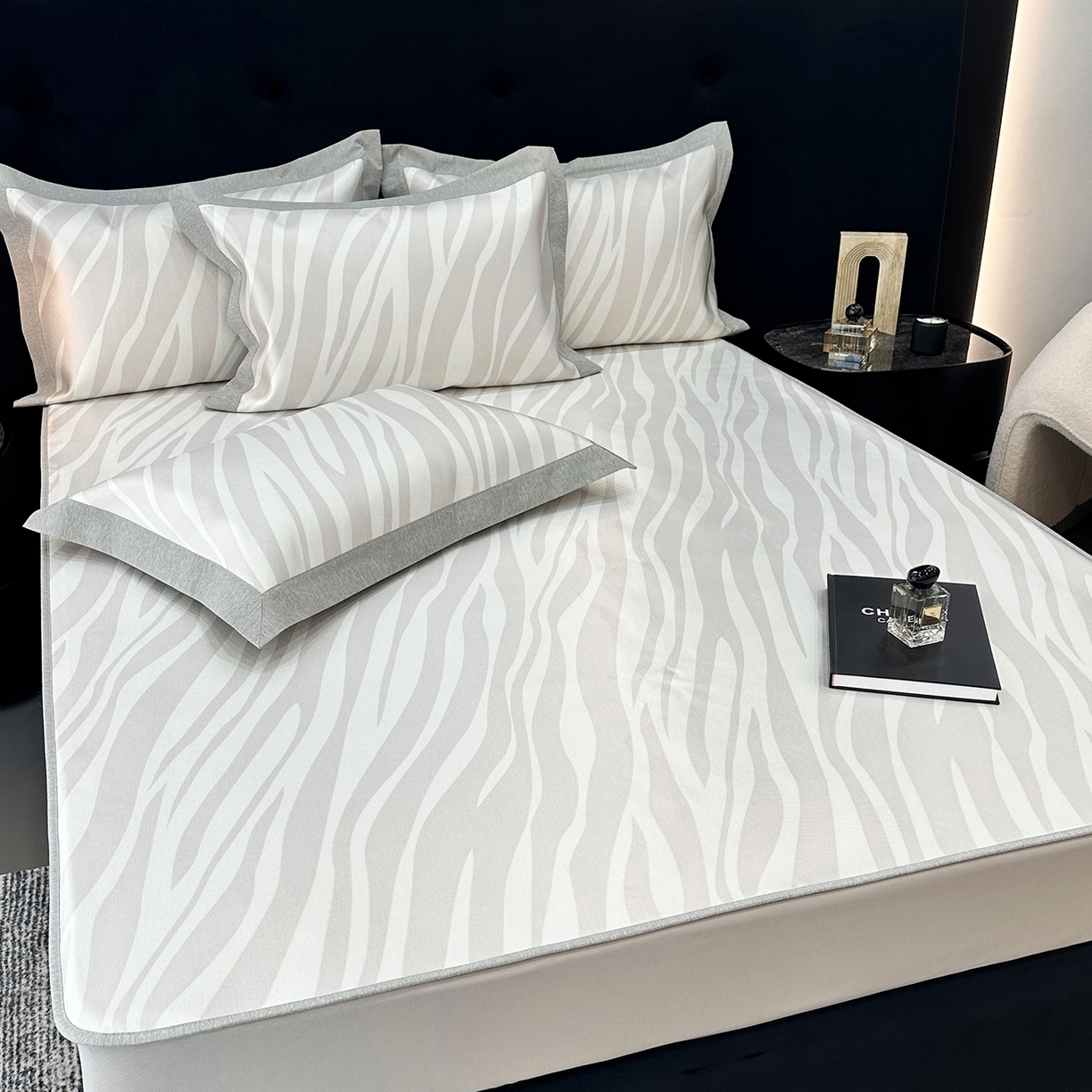 91家纺网 家纺一手货源 找家纺 JUICY 橘滋家纺 2026年夏日新款高端简约意式轻奢数码冰丝席凉席 床笠款-旷野之迹